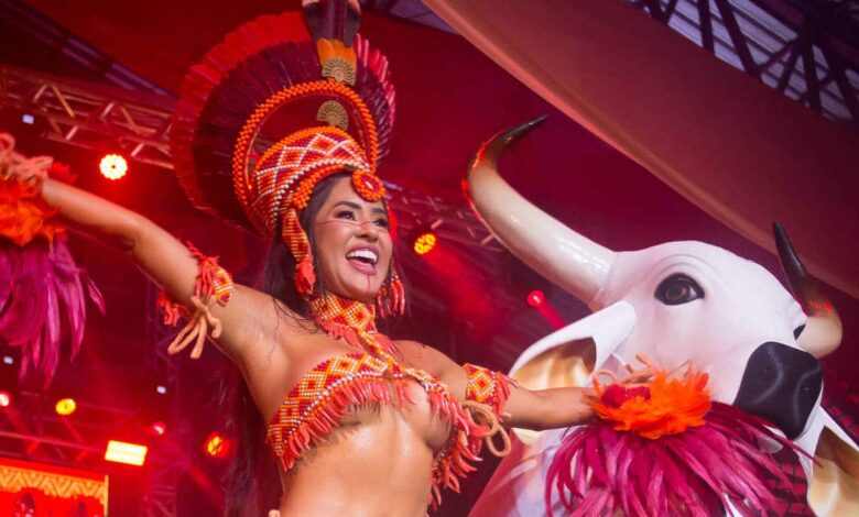 Isabelle Nogueira nas celebrações da 49ª festa do Boi-Bumbá Garantido, a Alvorada, em Parintins, no Amazonas