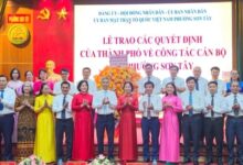 Phó Chủ tịch HĐND thành phố Phạm Thị Thanh Mai trao các quyết định tại phường Sơn Tây