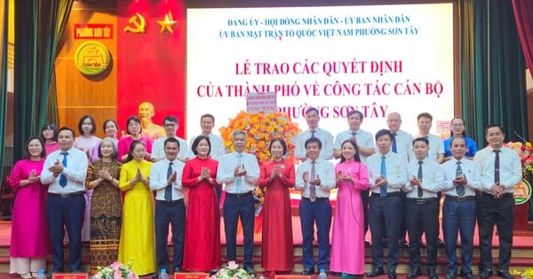 Phó Chủ tịch HĐND thành phố Phạm Thị Thanh Mai trao các quyết định tại phường Sơn Tây