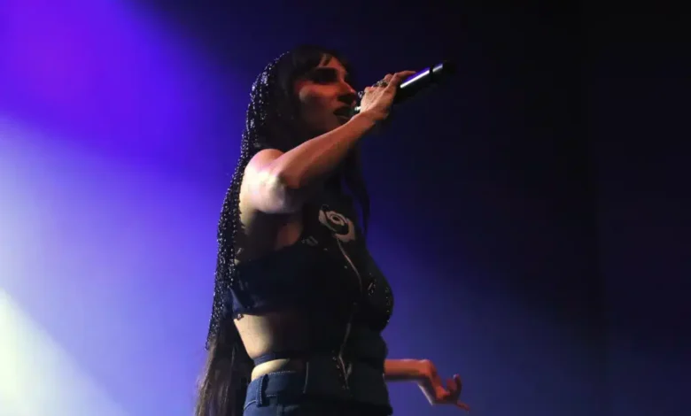 Lina Makoul, cidadã palestina israelense de 31 anos, se apresenta no Danforth Music Hall em 9 de dezembro de 2024 em Toronto, Ontário [Jeremychanphotograph/Getty Images]