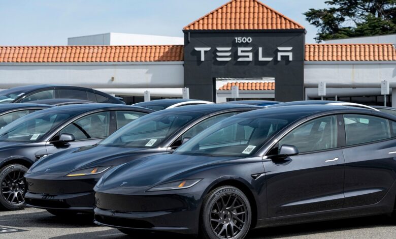 Elon Musk diz que primeiro Tesla foi entregue sozinho até casa de cliente