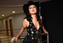 Ana Castela posando para fot com seu chapéu.