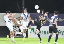 Hernesto Caballero (d), jugador de Libertad, disputa un balón en el partido frente a Sportivo Ameliano por la décimo sexta fecha del torneo Apertura 2025 del fútbol paraguayo en el estadio Ameliano Villeta, en Villeta, Paraguay.