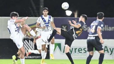 Hernesto Caballero (d), jugador de Libertad, disputa un balón en el partido frente a Sportivo Ameliano por la décimo sexta fecha del torneo Apertura 2025 del fútbol paraguayo en el estadio Ameliano Villeta, en Villeta, Paraguay.