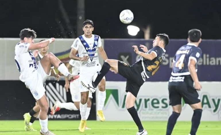 Hernesto Caballero (d), jugador de Libertad, disputa un balón en el partido frente a Sportivo Ameliano por la décimo sexta fecha del torneo Apertura 2025 del fútbol paraguayo en el estadio Ameliano Villeta, en Villeta, Paraguay.