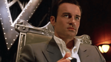 Julian McMahon em cena de