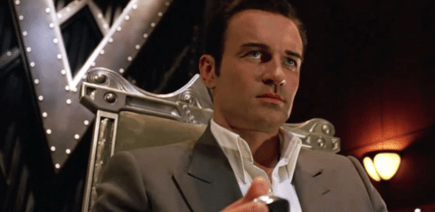 Julian McMahon em cena de