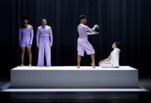 Foto bailarinos do Balé da Cidade durante uma apresentação