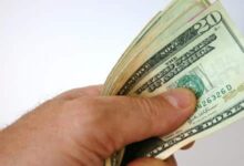 Bolsa recua e dólar cai a R$ 5,42; menor valor desde setembro de 2024