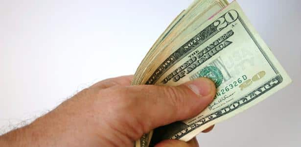 Bolsa recua e dólar cai a R$ 5,42; menor valor desde setembro de 2024