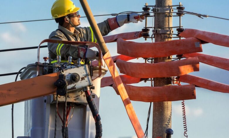 Cemig abre concurso público com 150 vagas para eletricistas em Minas Gerais; salário é de R$ 4,3 mil