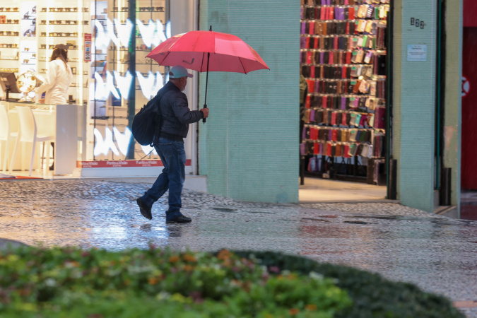 Chuva se aproxima do Paraná depois de mais de 20 dias com predomínio de sol