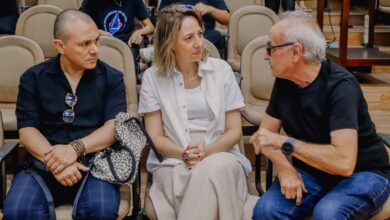 Cícero Lucena apresenta grupo de teatro da Rede Municipal para o Cidade da Imagem, que vai transformar peça dos alunos em narrativa cinematográfica