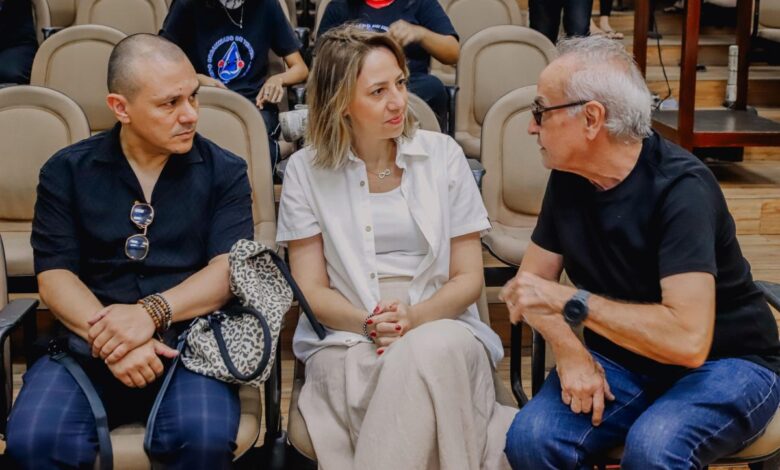 Cícero Lucena apresenta grupo de teatro da Rede Municipal para o Cidade da Imagem, que vai transformar peça dos alunos em narrativa cinematográfica