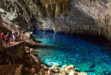 Cidade brasileira revela rios cristalinos, trilhas e cavernas. -