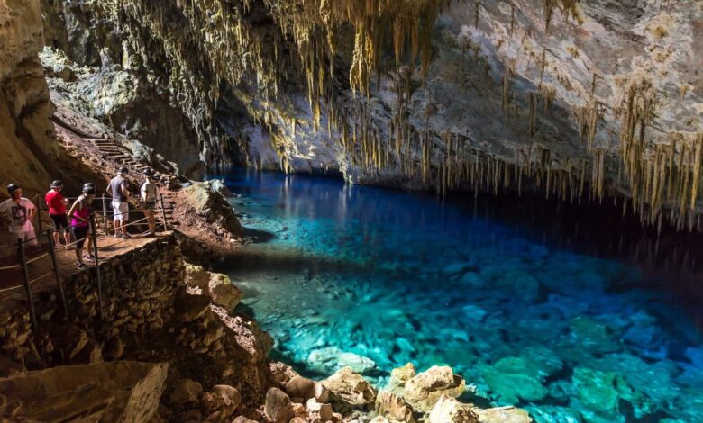 Cidade brasileira revela rios cristalinos, trilhas e cavernas. -