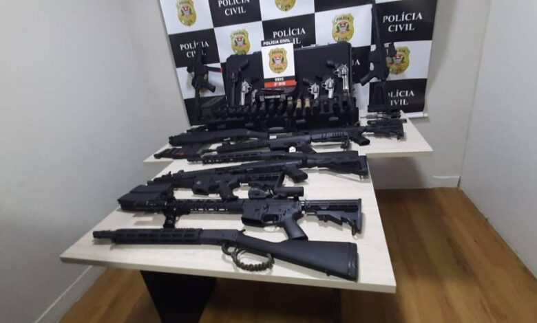 Armas de grosso calibre sobre uma mesa