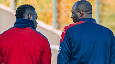 epa11731584 A handout photo made available by Genoa CFC of Mario Balotelli (L) and Patrick Vieira (R), the new head coach of Genoa, during his first training with the team in Genoa, Italy, 20 November 2024. EPA-EFE/GENOA CFC PRESS OFFICE