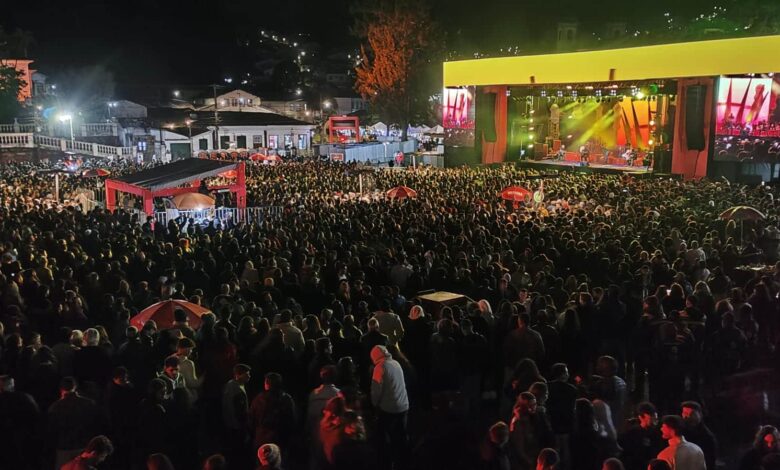 Dinho Ouro Preto se emociona ao falar da ligação com a cidade histórica durante show de aniversário