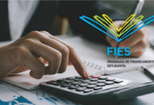 Imagem de pessoa usando calculadora e ao lado o logo do Fies