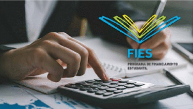 Imagem de pessoa usando calculadora e ao lado o logo do Fies