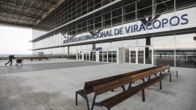 A imagem mostra a fachada do Aeroporto Internacional de Viracopos, com um grande letreiro em letras azuis que diz