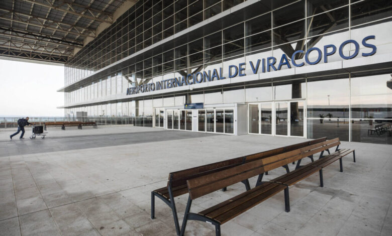A imagem mostra a fachada do Aeroporto Internacional de Viracopos, com um grande letreiro em letras azuis que diz