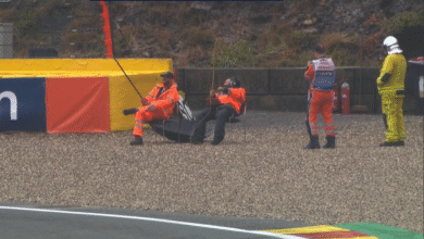 Formule 3 : quand les commissaires de course pêchent à la ligne au bord du circuit en attendant la reprise d’une course perturbée par une pluie
