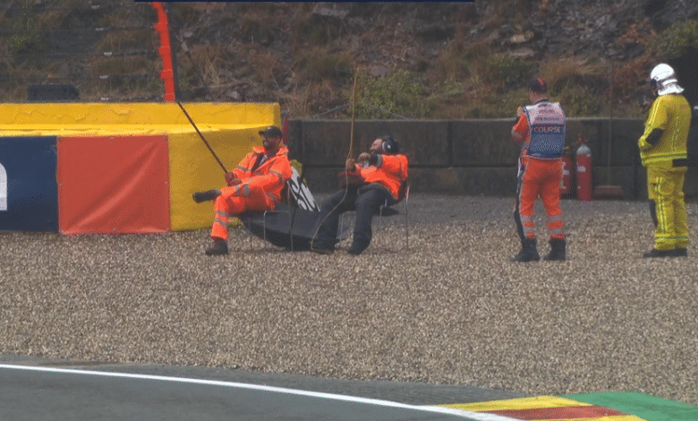 Formule 3 : quand les commissaires de course pêchent à la ligne au bord du circuit en attendant la reprise d’une course perturbée par une pluie