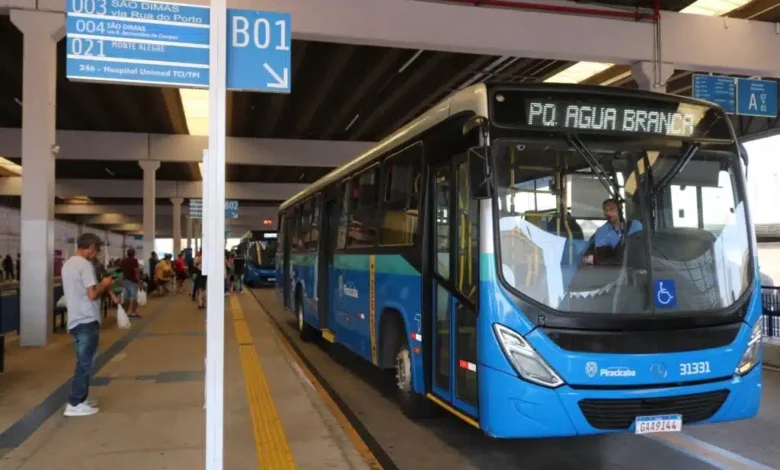 a foto mostra um ônibus em piracicaba, representando o aumento na passagem