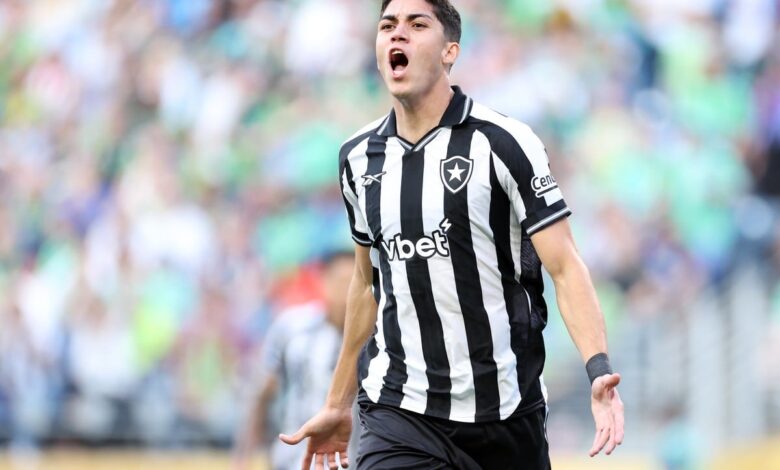 Jair é vendido ao Nottingham Forest por R$ 76 milhões e deixa Botafogo após seis meses