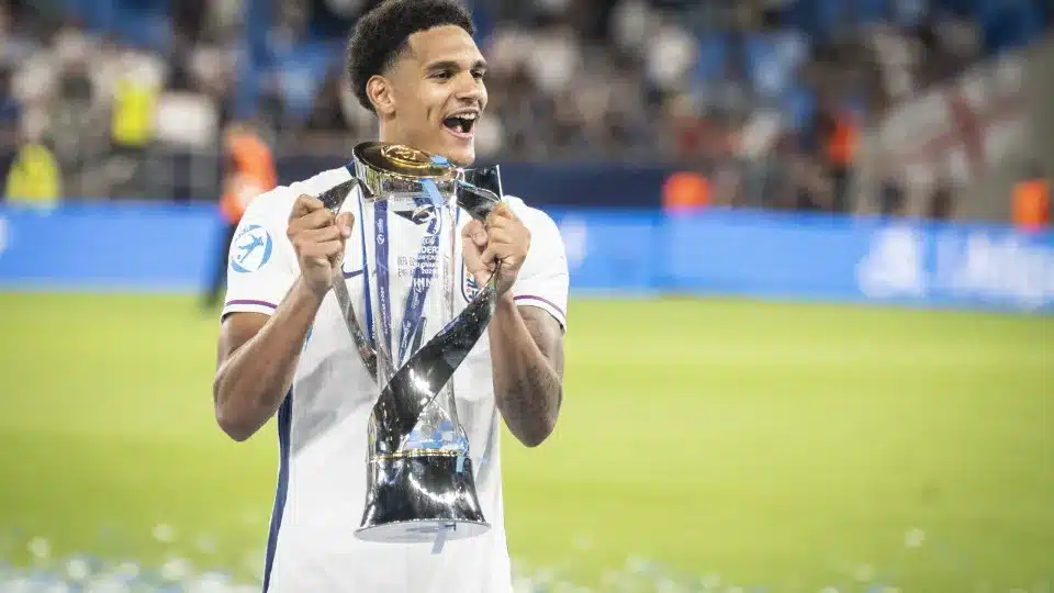 Jarell Quansah é vendido pelo Liverpool ao Bayer Leverkusen
