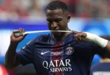 Pacho, zagueiro do PSG, após ser expulso contra o Bayern, nas quartas do Mundial