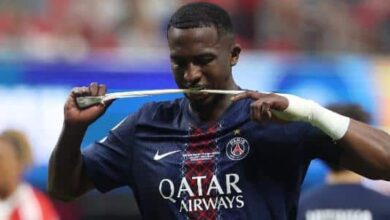 Pacho, zagueiro do PSG, após ser expulso contra o Bayern, nas quartas do Mundial