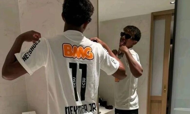 Lamine Yamal, do Barcelona, veste camisa do Santos e agita redes sociais
