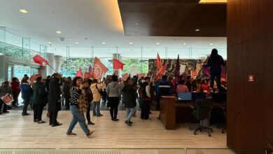 Movimento de esquerda invade saguão de prédio da Faria Lima em protesto pela taxação de super-ricos