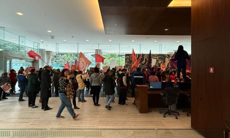 Movimento de esquerda invade saguão de prédio da Faria Lima em protesto pela taxação de super-ricos