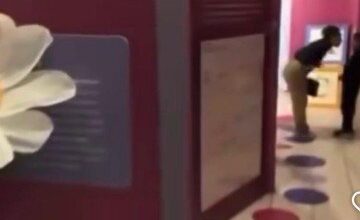 Mulher surge dando tapa na cara de uma criança -  (crédito: Reprodução Instagram)