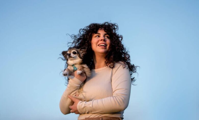 Seu cachorro tem um "GPS do amor"? O ponto EXATO que ele toca para te escolher como favorito