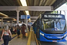 a foto mostra um ônibus em um terminal rodoviário