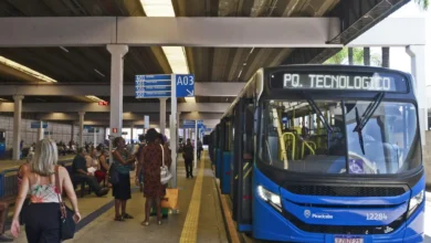 a foto mostra um ônibus em um terminal rodoviário