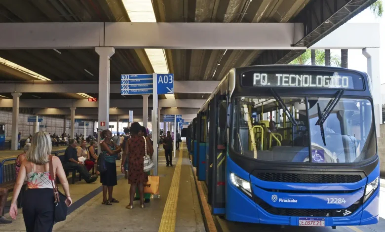 a foto mostra um ônibus em um terminal rodoviário