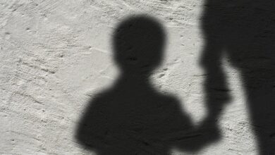Homem 'apaga' em bar e abandona filho no Centro de BH