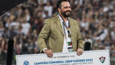 Mário Bittencourt com o cheque simbólico pela vitória na final da Libertadores: menos impostos