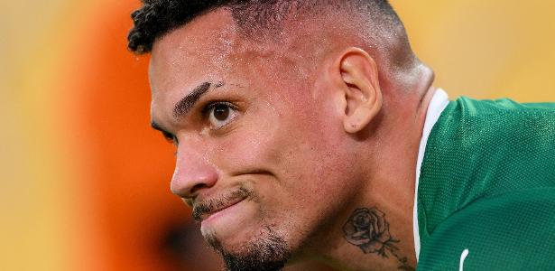 Paulinho, do Palmeiras, em jogo contra o Porto pelo Mundial de Clubes