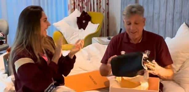 Renato relaxa no Mundial com ping pong e visita da filha