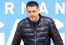 Riquelme piensa incluir a Luis Advíncula en una negociación para sellar su salida de Boca