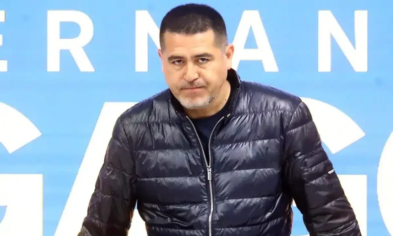 Riquelme piensa incluir a Luis Advíncula en una negociación para sellar su salida de Boca