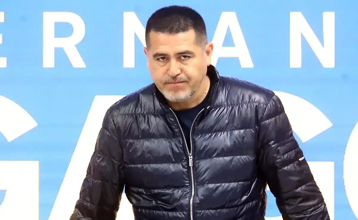 Riquelme pode incluir Luis Advíncula em negociação do Boca