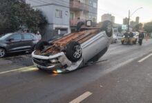Sandero capota após bater em dois carros estacionados na Rua Presidente Kennedy